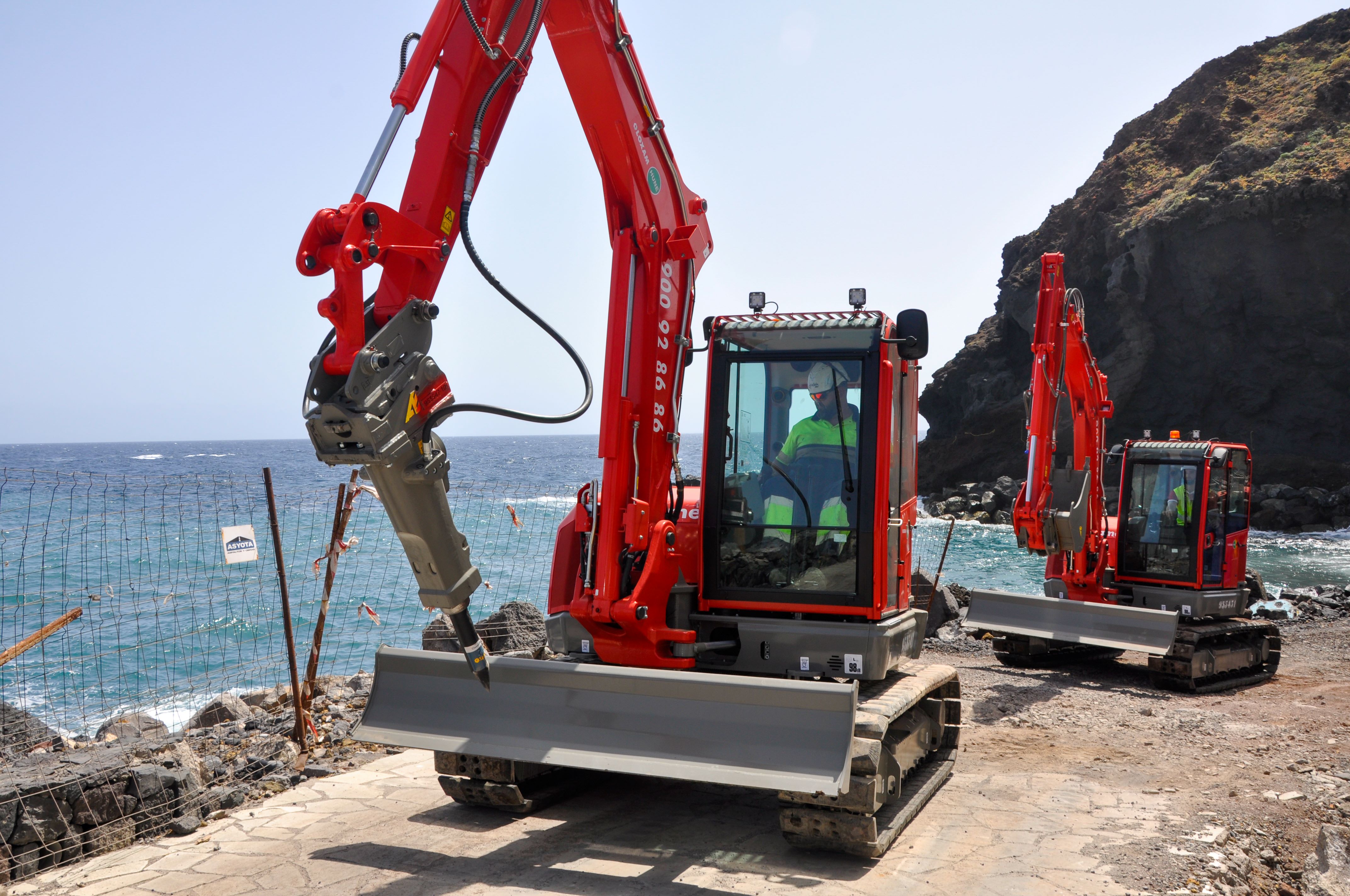 Foto LoxamHune suministra una amplia gama de maquinaria a largo plazo para las obras de construcción del Paseo Marítimo de Los Roques de Fasnia, en Tenerife.